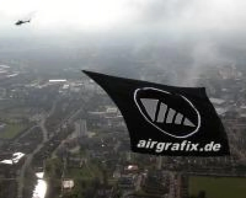 Hubschrauber-Bannerflug