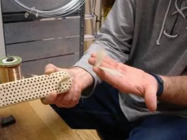 Bild: Die Herstellung handeingezogener Schuhputzbürsten