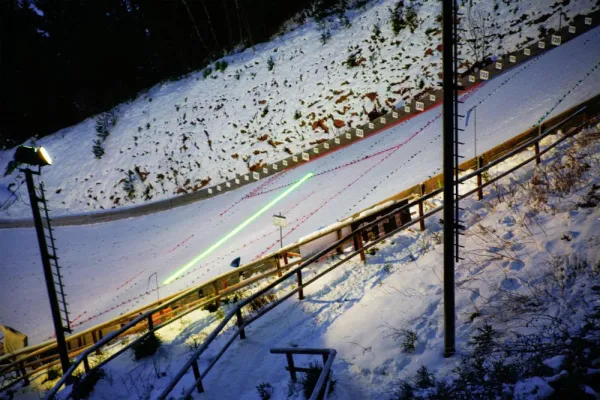 Bild: MediaLas rüstet Skispringer mit modernster Laserprojektionstechnik aus