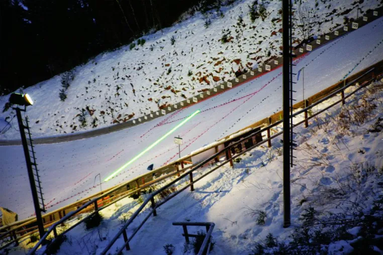 MediaLas rüstet Skispringer mit modernster Laserprojektionstechnik aus Bild: MediaLas rüstet Skispringer mit modernster Laserprojektionstechnik aus