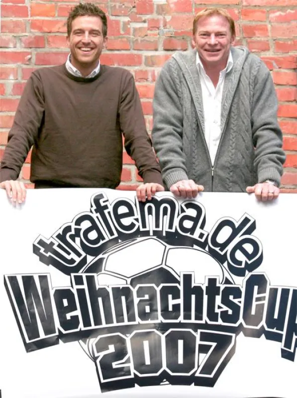 Marcus Noack (l.) Geschäftsführer trafema.de und Jörg Albertz, Ex-Profi-Kicker laden ein zum trafema.de WeihnachtsCup 2007