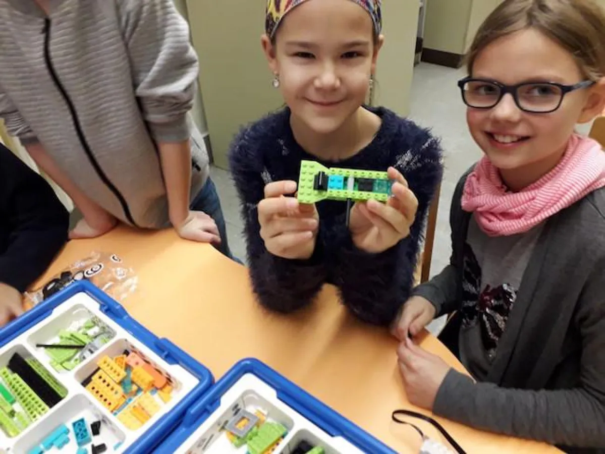 Grouplink spendet LEGO Programmiersets