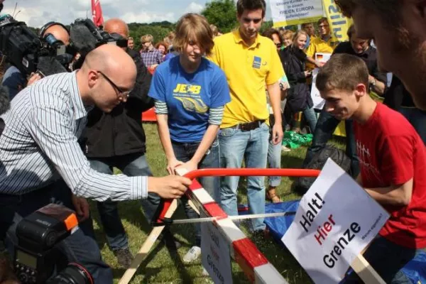 Bild: Jugendliche protestieren gegen Grenzkontrollen in Dänemark