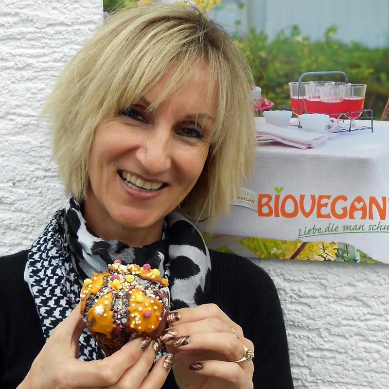 Biovegan Geschäftsführerin Nicol Gärtner unterstützt den Vegan Bake Sale im Bioladen Montabaur