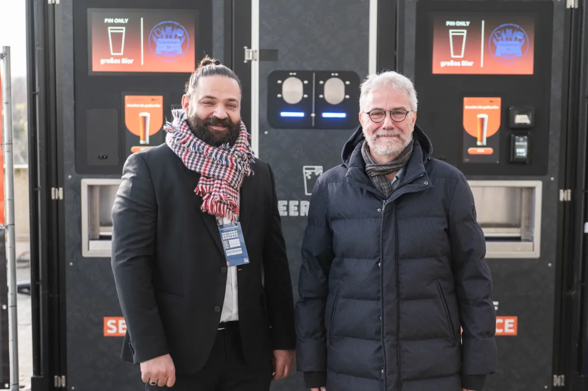 V.l.n.r.: Lazaros Mavridis, Betriebsleiter MERKUR-SPIEL ARENA, Thomas van de Hoeve, District Manager (© Aramark)