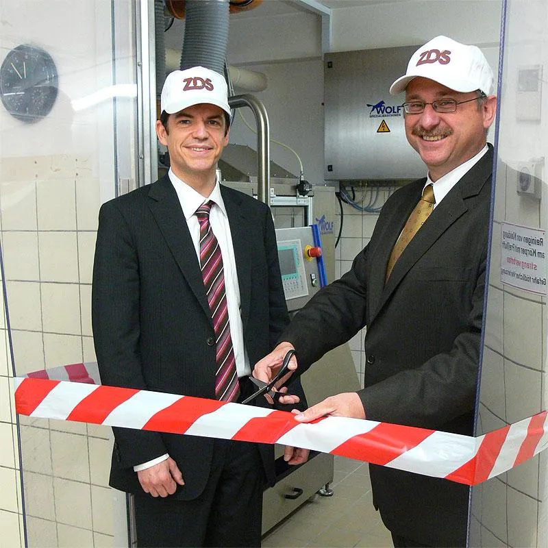 Andreas Bertram (re.) und Michael Wolf freuen sich, die neue Banddragierkabine ihrer Bestimmung übergeben zu können.