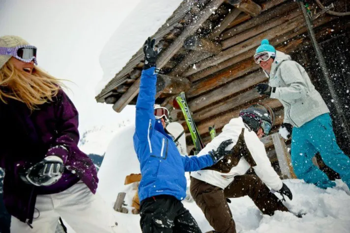 Bild: Singlereisen.de: Skiurlaub für Singles – In der Gruppe macht es gleich viel mehr Spaß