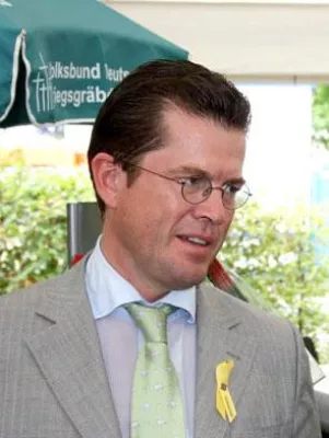 Bild: Verteidigungsminister zu Guttenberg sagt Volksbund Unterstützung zu