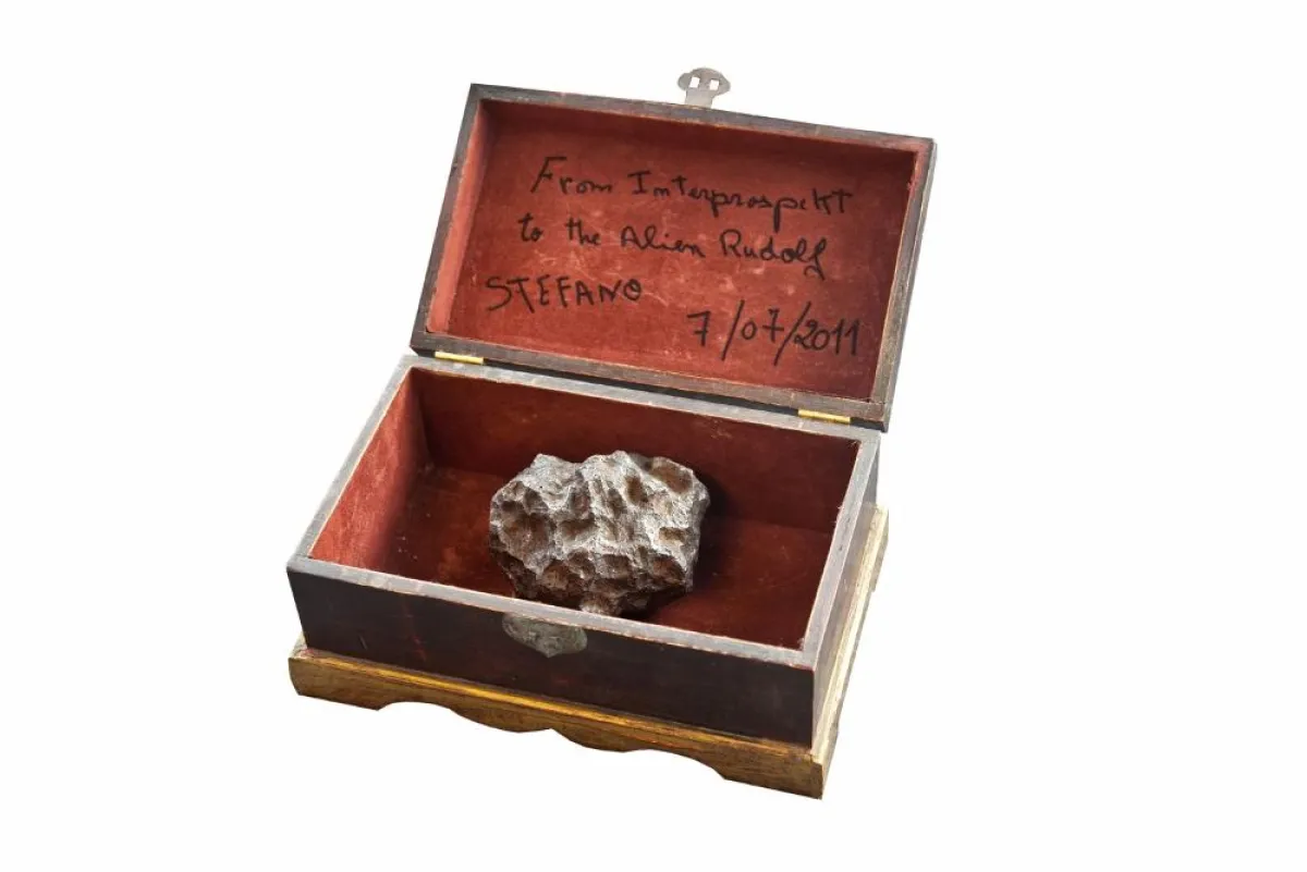 Die Ausstellung zeigt unter Anderem auch ein Fangeschenk an Rudolf Schenker, einen Meteoriten.