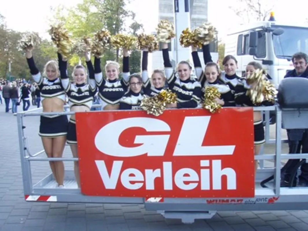 Die Cheerleader posierten im Korb der Hubarbeitsbühne - anschließend machten sie sich einen Spaß daraus, von sachkundigem Personal auf 45 Meter raufgefahren zu werden, just for fun.