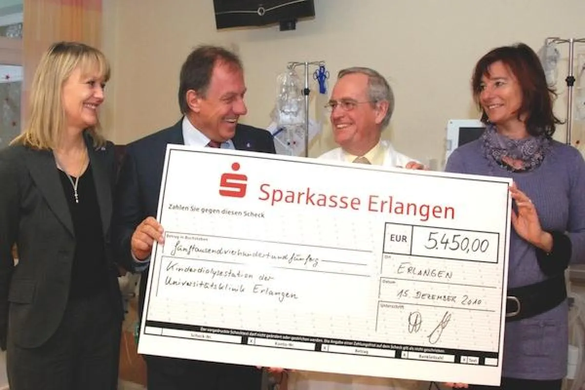 Wilfried Gschneidinger, CEO IFS Central Europe, (2. v. li.) überreicht den Scheck an Prof. Rascher, Direktor der Kinderklinik