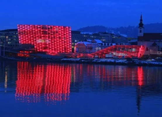 Bild: Leuchtende Medienfassade: Glaselemente von ECKELT für Ars Electronica Center in Linz