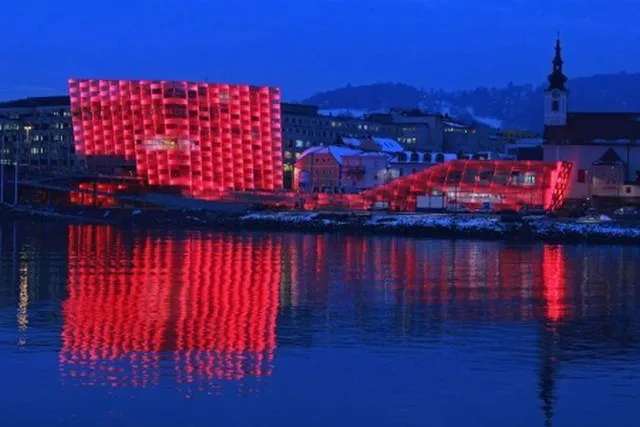Bild: Leuchtende Medienfassade: Glaselemente von ECKELT für Ars Electronica Center in Linz