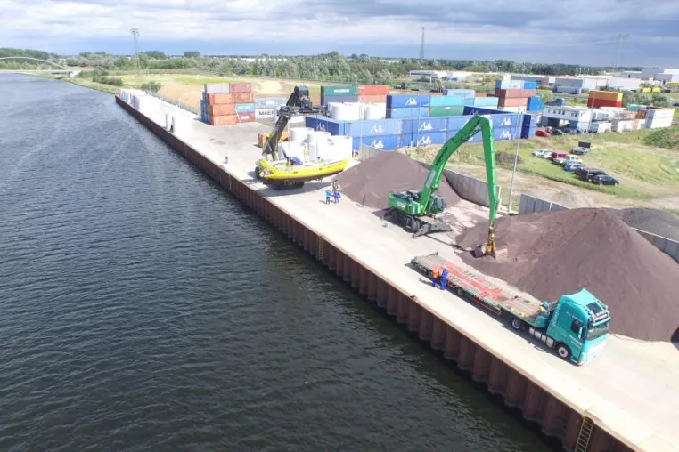 HanseGrand eröffnet Mischplatz im Havelport Berlin - Wassergebundene Wegedecken für Berlin-Brandenburg Bild: HanseGrand eröffnet Mischplatz im Havelport Berlin - Wassergebundene Wegedecken für Berlin-Brandenburg