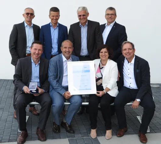 Bild: Raiffeisenbank Roth-Schwabach erhält Auszeichnung