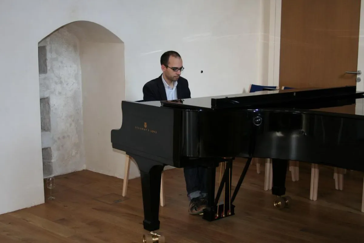 Pianist Domingos Costa bei der Klangprobe