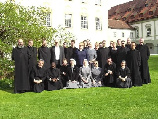 Benediktinerinnen und Benediktiner im Kloster Benediktbeuern Bild: Benediktinerinnen und Benediktiner im Kloster Benediktbeuern