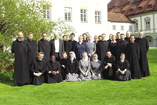 Benediktinerinnen und Benediktiner im Kloster Benediktbeuern Bild: Benediktinerinnen und Benediktiner im Kloster Benediktbeuern
