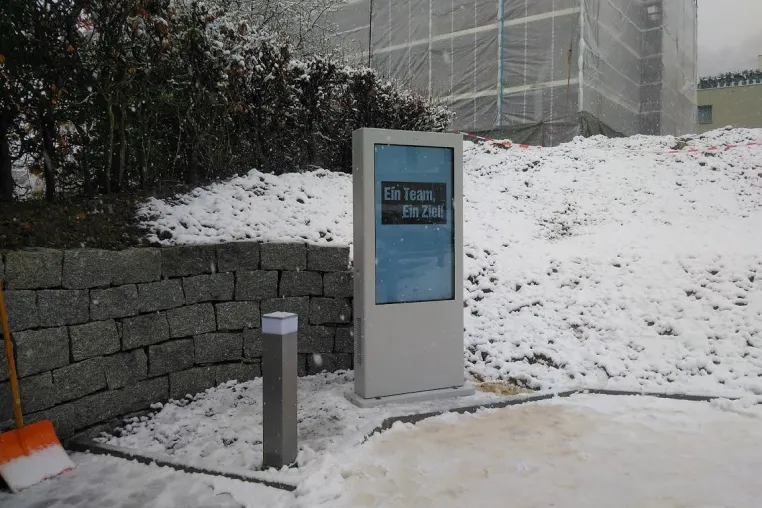 Digitale Outdoor-Info-Stele OIS-BL-2 installiert Bild: Digitale Outdoor-Info-Stele OIS-BL-2 installiert