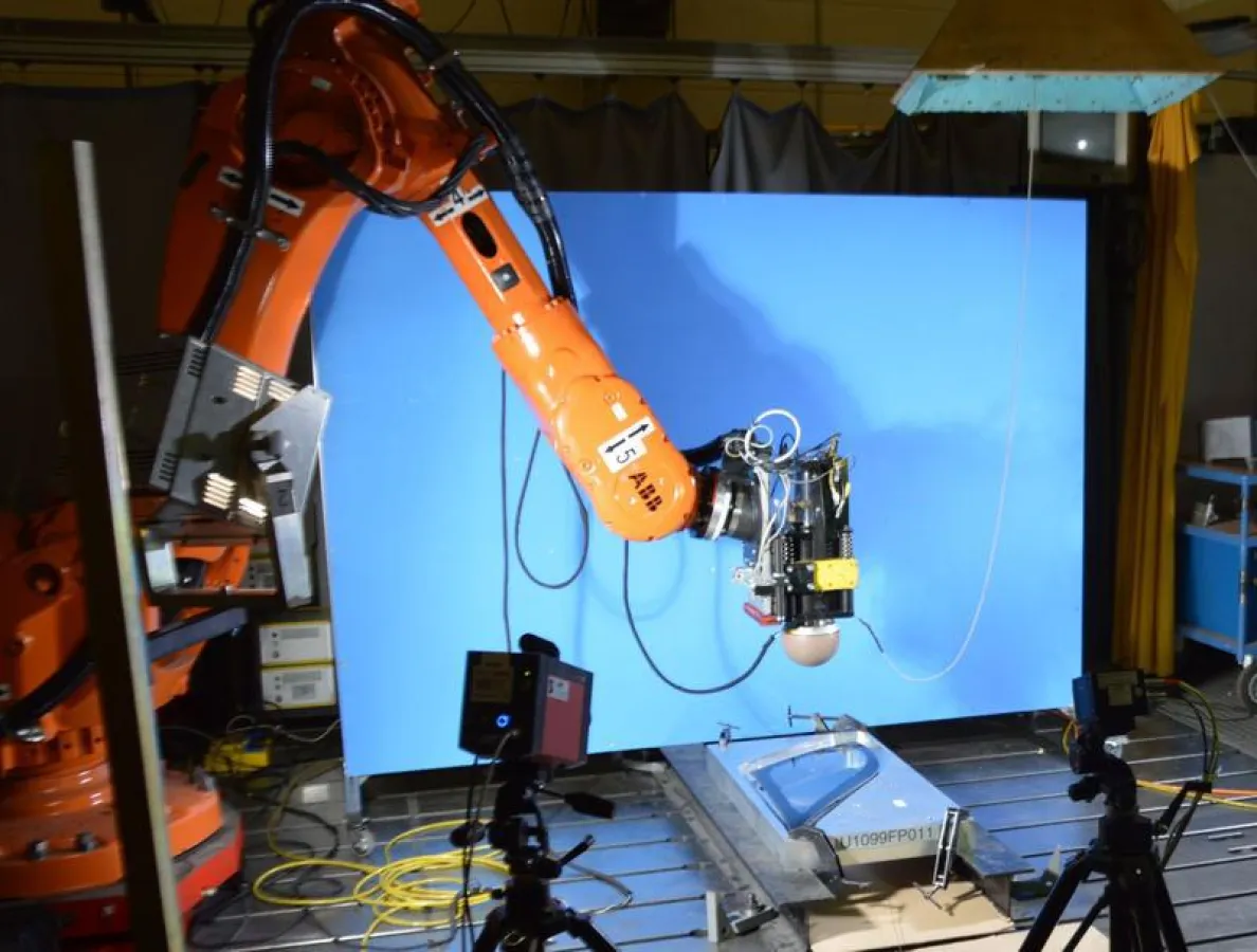 Ganz ohne experimentelle Untersuchungen geht es nicht: Test eines Seitenfensters aus Plexiglas, bei dem ein Kopfaufprall simuliert wird. (Tecosim GmbH)