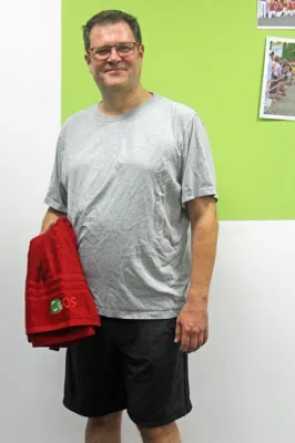 Langjähriges Fitness-Mitglied erhält Jubiläums-Handtuch Bild: Langjähriges Fitness-Mitglied erhält Jubiläums-Handtuch