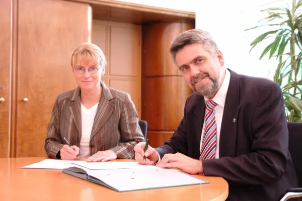 Bild: Kooperationsvertrag als Dach zur „KinderHochschule“ - Hochschule Harz und Internationaler Bund