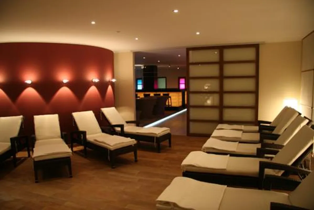 neu gestalteter Wellnessbereich-Ruheraum mit Zugang auf die Dachterrasse und Blick über Berlin