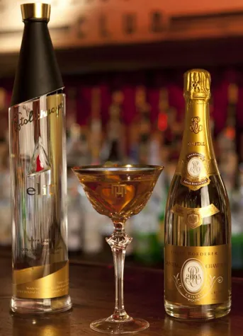 Mit dem Glas des „Teuersten Cocktails Österreichs“ zur Frankfurter „Ambiente 2013“ Bild: Mit dem Glas des „Teuersten Cocktails Österreichs“ zur Frankfurter „Ambiente 2013“