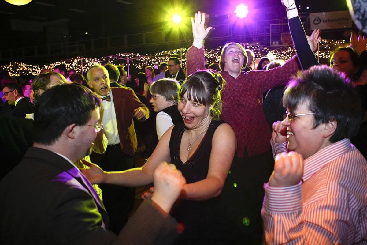 Berlins einziger Ball für Menschen mit und ohne Behinderung (Foto: Matthias Heinzmann)