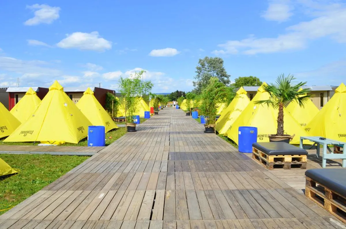 eps Zelte im Festival-Design und Flexotels stehen für die Festival-Besucher bereit