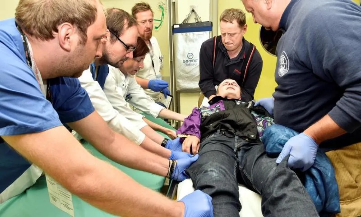 Die Einsatzkräfte der Feuerwehr sowie Ärzte und Pflegekräfte des Uniklinikums lagern gemeinsam einen Patientendarsteller, der in der Notaufnahme eingetroffen ist. (Thomas Albrecht / Uniklinikum Dresde