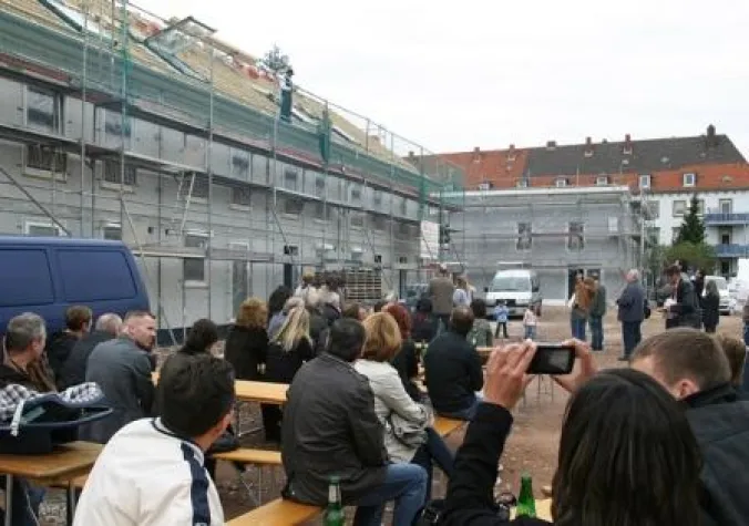 Richtfest mit Tradition: Deutsche Reihenhaus feiert in Kaiserslautern Bild: Richtfest mit Tradition: Deutsche Reihenhaus feiert in Kaiserslautern