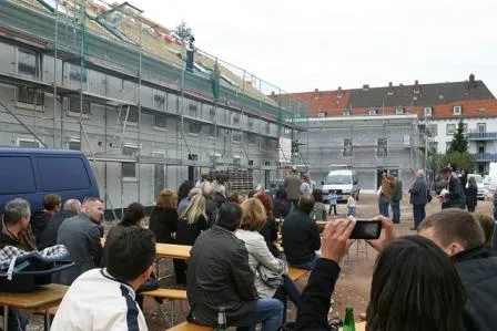 Richtfest mit Tradition: Deutsche Reihenhaus feiert in Kaiserslautern Bild: Richtfest mit Tradition: Deutsche Reihenhaus feiert in Kaiserslautern