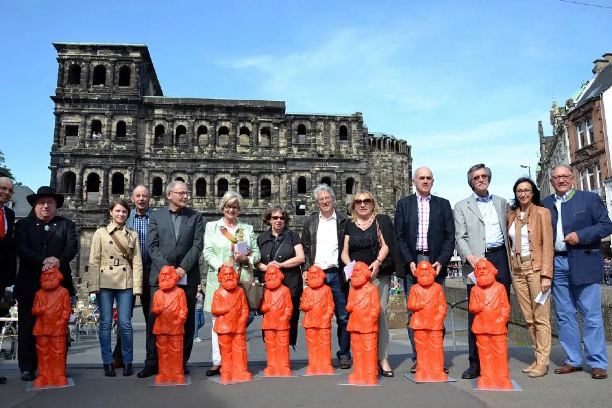 Gruppenbild der Repräsentanten der Partnerstädte-Gesellschaften mit ihren Karl Marx Figuren