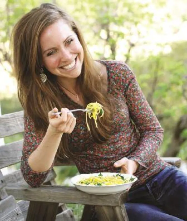 Julie Morris genießt eins ihrer köstlichen Gerichte - Vegan und mit Superfoods aber Pssss...