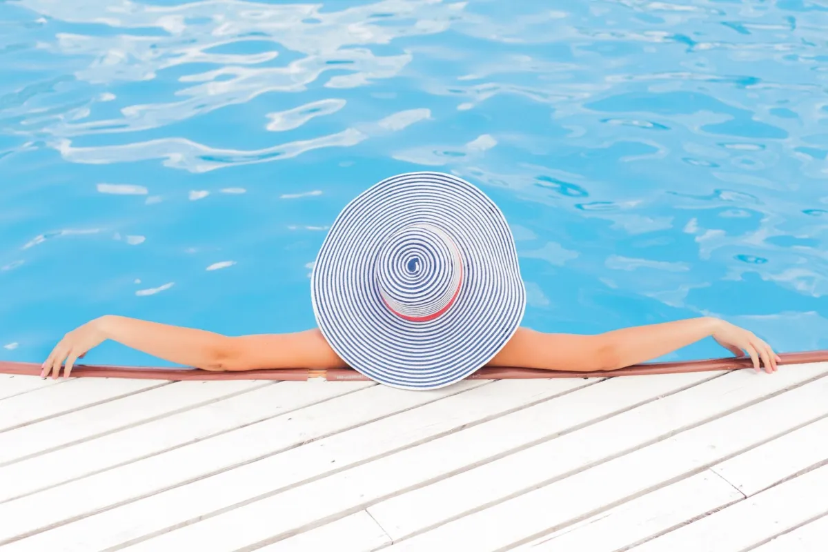 Am gemieteten Pool relavxen (© Pixabay)