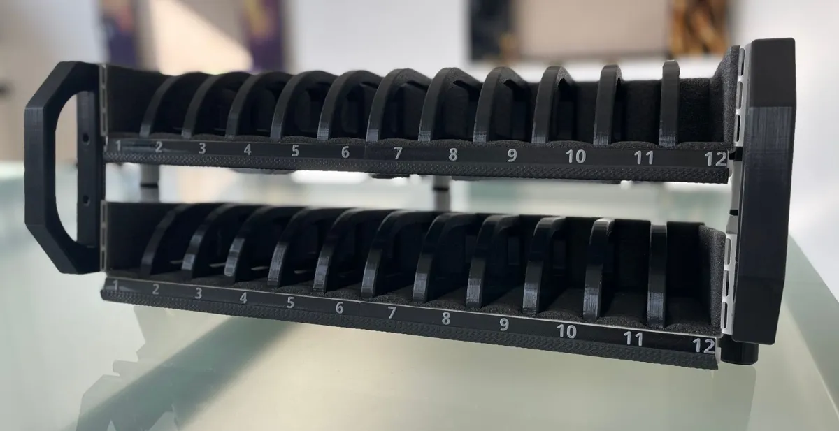 Smartphone Ablage für die Schule (© 19 Zoll-Tec GmbH)