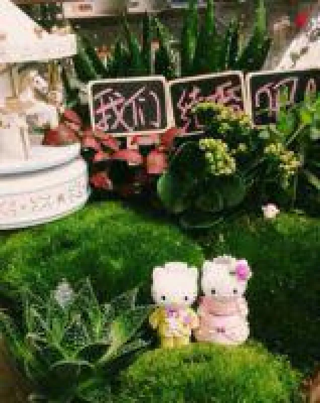 Durch Figuren wie Hello Kitty und andere Accessoires erhält der Miniatur-Moosgarten seine persönliche Note. Foto: HKTDC