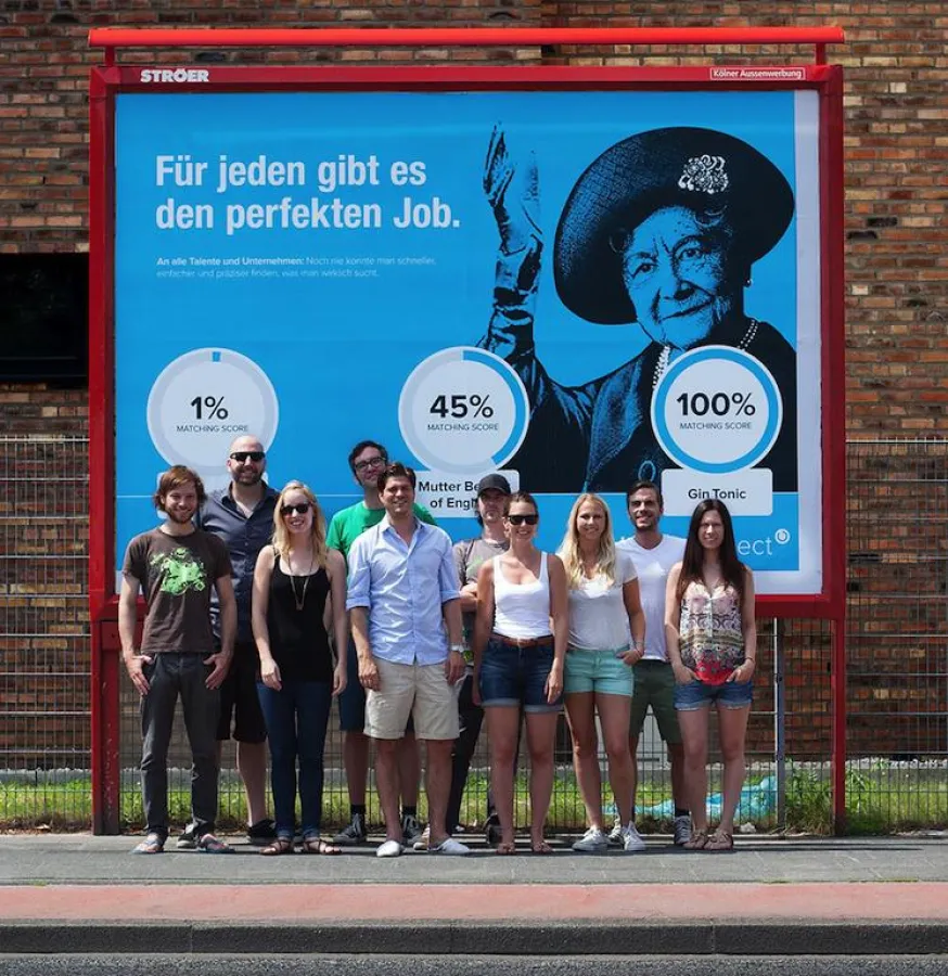 Talents Connect Team vor einer der Großflächen