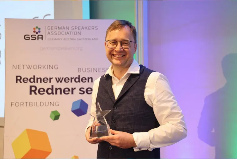 Bild: Keynote Speaker und Finanzberater Jean Meyer erhält Auszeichnung