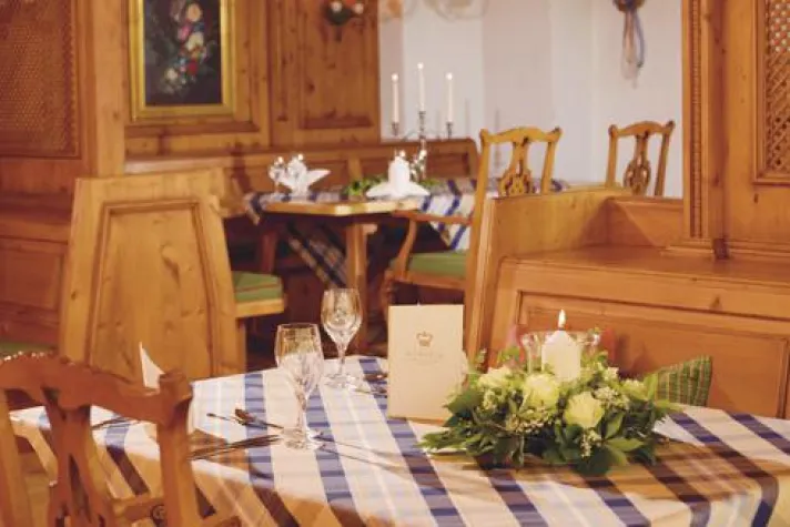 Bild: Verliebt im „The Monarch Hotel“