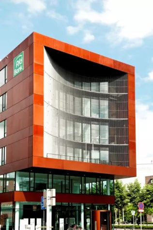 Medienfassade der PSD Bank am Hafen 'strahlt' in neuem Licht Bild: Medienfassade der PSD Bank am Hafen 'strahlt' in neuem Licht