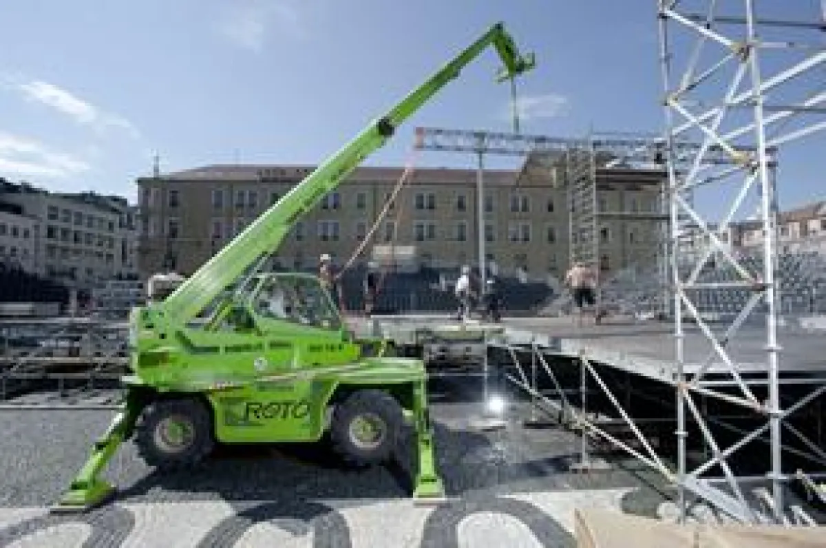 Die Mietmaschinen von HKL bewährten sich beim Aufbau der Tribüne in Augsburg.