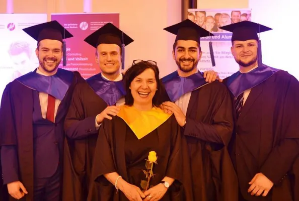 Bild: HdWM: 4 Master-Absolventen berichten über ihre Erfahrungen im Studium - Fragen zum Studium und Berufseinstieg