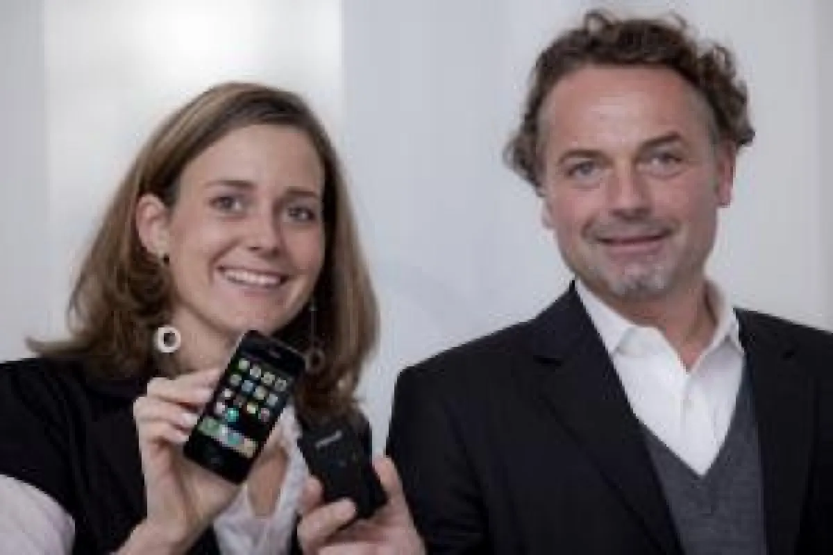 Bianca Auster, Consultant w+ und Geschäftsführer Markus Weber mit TREVLER-Modul und iPhone-App