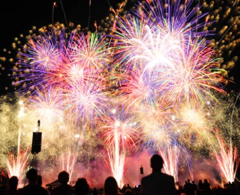 Bild: Atemberaubende Feuerwerke: 14. Potsdamer Feuerwerkersinfonie im Volkspark Potsdam am 17. und 18. Juli 2015