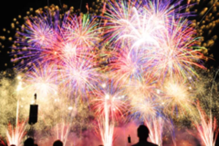 Bild: Atemberaubende Feuerwerke: 14. Potsdamer Feuerwerkersinfonie im Volkspark Potsdam am 17. und 18. Juli 2015