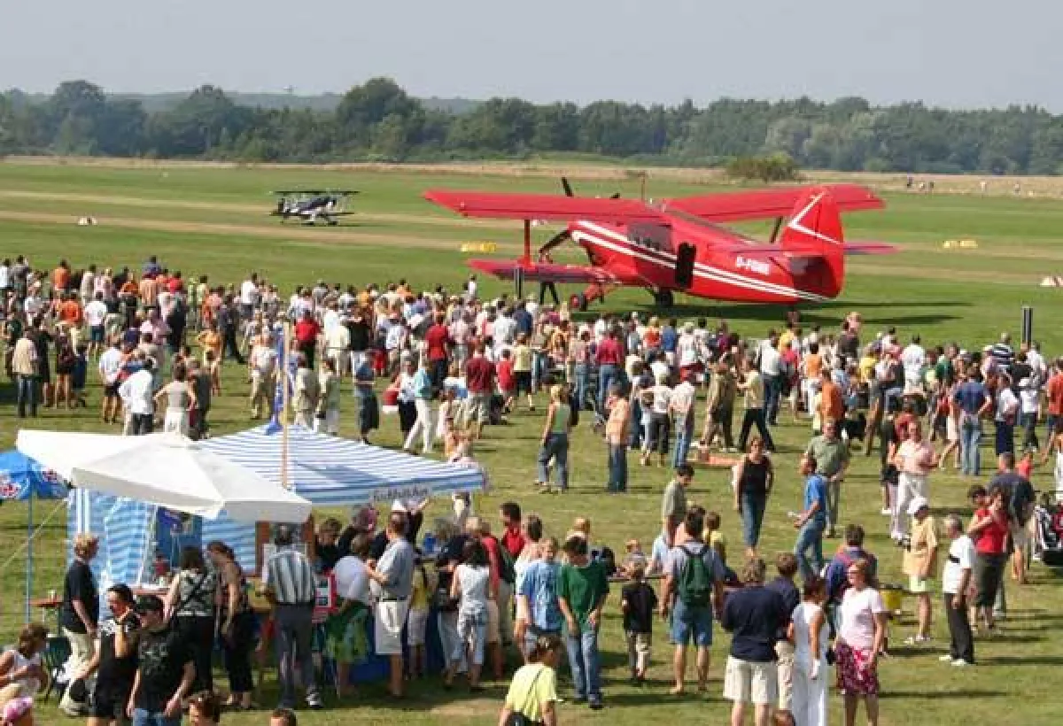 10.000 Zuschauer besuchten das Flugplatzfest im Jahr 2005