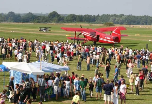 Flugplatzfest Krefeld Egelsberg - Rasante Loopings über den Köpfen der Zuschauer Bild: Flugplatzfest Krefeld Egelsberg - Rasante Loopings über den Köpfen der Zuschauer