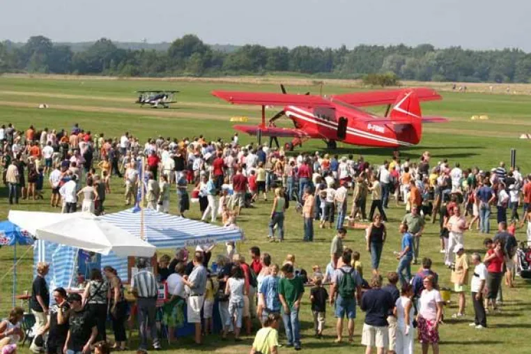 Bild: Flugplatzfest Krefeld Egelsberg - Rasante Loopings über den Köpfen der Zuschauer